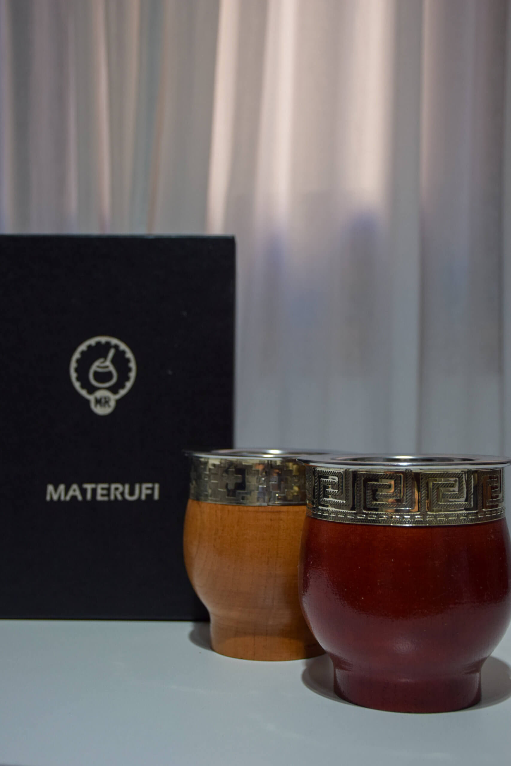 Nombre del diseño: algarrobo imperial. Mate de algarrobo con capacidad de 50 mL, ideal para disfrutar de tu infusión favorita. Interior de algarrobo que realza el sabor del mate. Virola de acero inoxidable para mayor durabilidad y estilo. Cinta de alpaca que añade un toque artesanal y único.